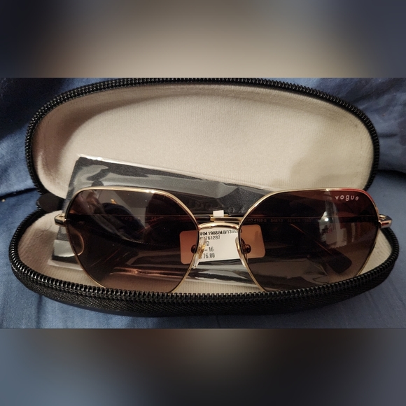 Vogue sunglass - Picture 1 of 2